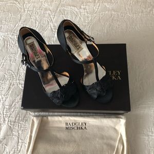 New Badgley Mischka Satin T-Strap Kamille’s‼️